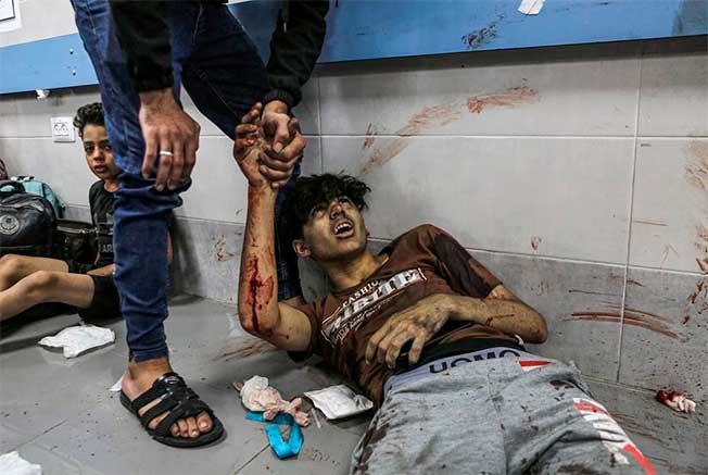 Un jóven palestino herido en un hospital.
